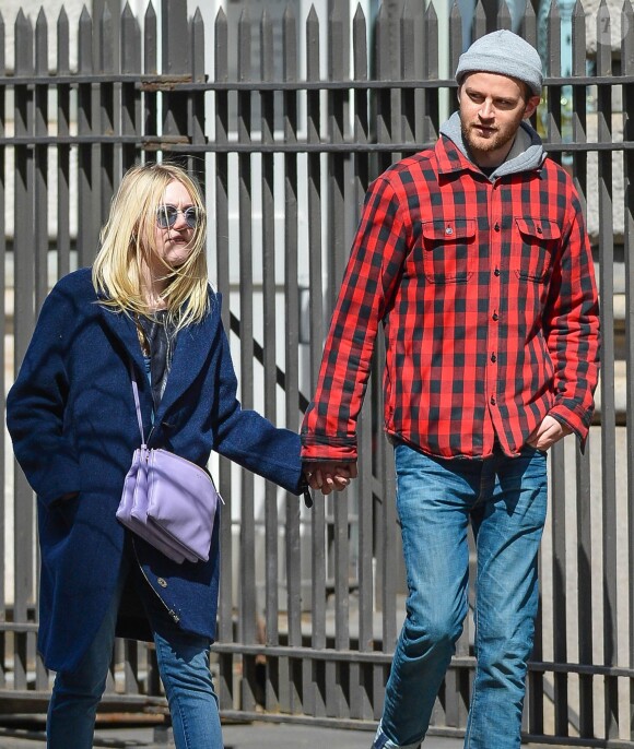 Dakota Fanning et son petit-ami Jamie Strachan se promènent à New York, le 24 avril 2015