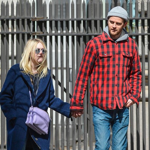 Dakota Fanning et son petit-ami Jamie Strachan se promènent à New York, le 24 avril 2015