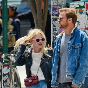 Dakota Fanning et son petit ami Jamie Strachan à la sortie d'un restaurant à New York, le 18 mai 2014.