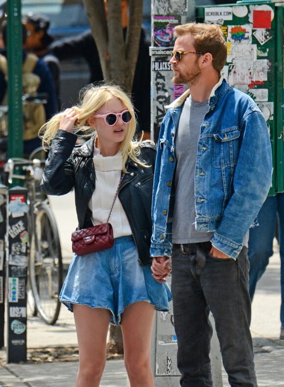 Dakota Fanning et son petit ami Jamie Strachan à la sortie d'un restaurant à New York, le 18 mai 2014.