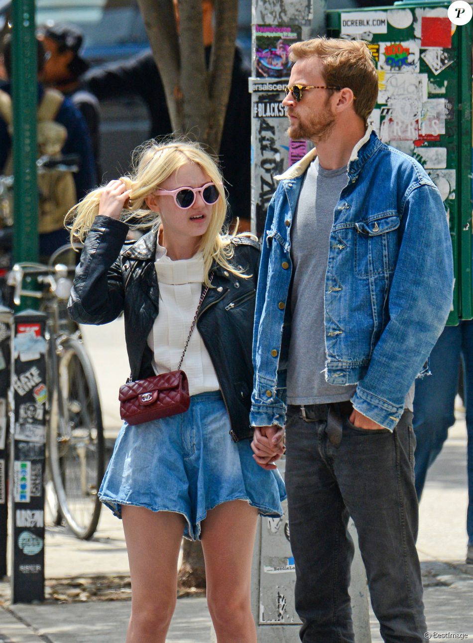 løgner Uensartet Sætte Dakota Fanning et son petit ami Jamie Strachan à la sortie d'un restaurant  à New York, le 18 mai 2014. - Purepeople