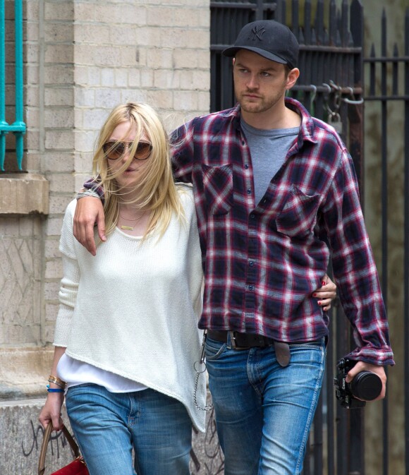 Dakota Fanning et son petit ami Jamie Strachan en balade romantique à New York, le 19 juin 2014.