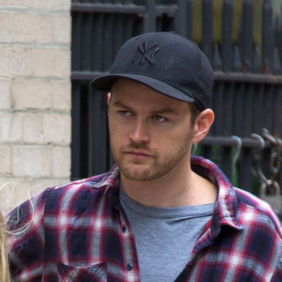 Dakota Fanning et son petit ami Jamie Strachan en balade romantique à New York, le 19 juin 2014.