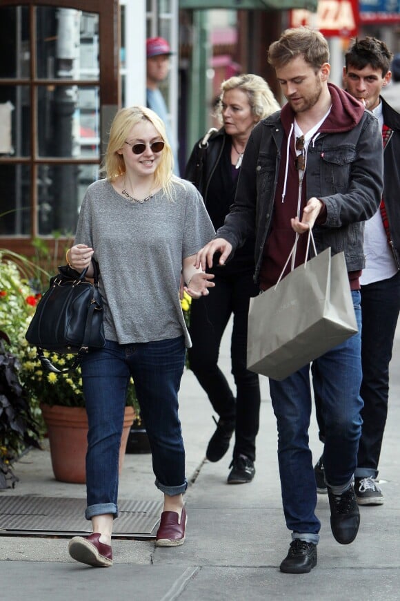 Dakota Fanning et son petit ami Jamie Strachan se promenent dans le quartier de Soho, New York, le 18 Octobre 2013.