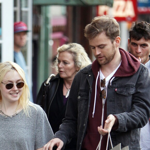 Dakota Fanning et son petit ami Jamie Strachan se promenent dans le quartier de Soho, New York, le 18 Octobre 2013.