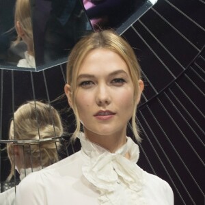 Karlie Kloss - Défilé Shiatzy Chen (collection prêt-à-porter printemps-été 2017) au Grand Palais. Paris, le 4 octobre 2016.