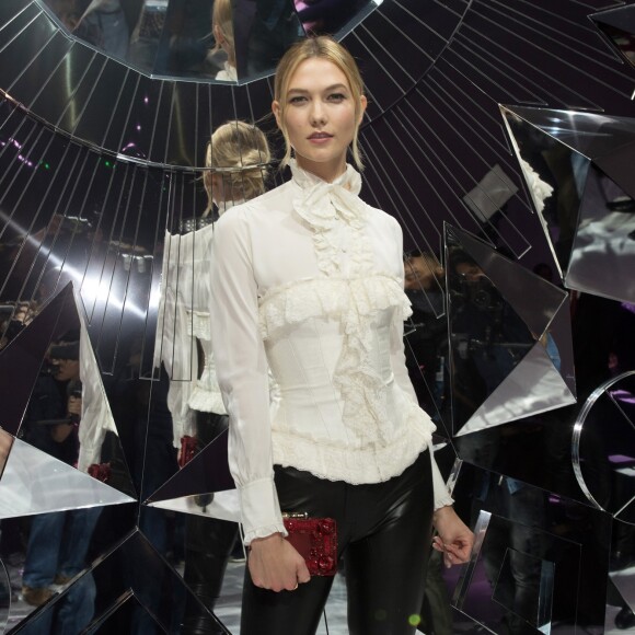 Karlie Kloss - Défilé Shiatzy Chen (collection prêt-à-porter printemps-été 2017) au Grand Palais. Paris, le 4 octobre 2016.