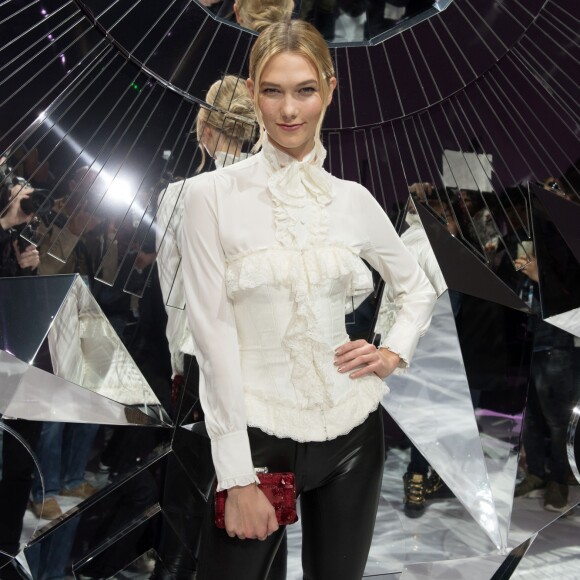 Karlie Kloss - Défilé Shiatzy Chen (collection prêt-à-porter printemps-été 2017) au Grand Palais. Paris, le 4 octobre 2016.
