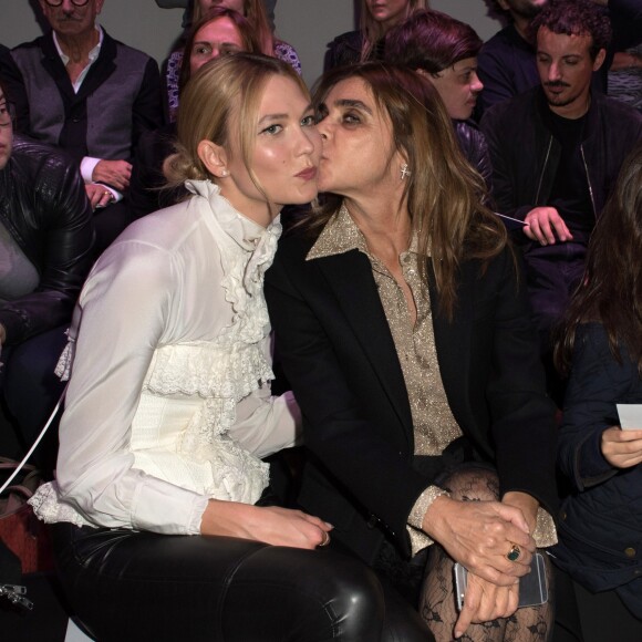 Karlie Kloss et Carine Roitfeld - Défilé Shiatzy Chen (collection prêt-à-porter printemps-été 2017) au Grand Palais. Paris, le 4 octobre 2016.