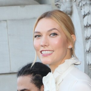 Karlie Kloss - Défilé Shiatzy Chen (collection prêt-à-porter printemps-été 2017) au Grand Palais. Paris, le 4 octobre 2016. © CVS/Veeren/Bestimage