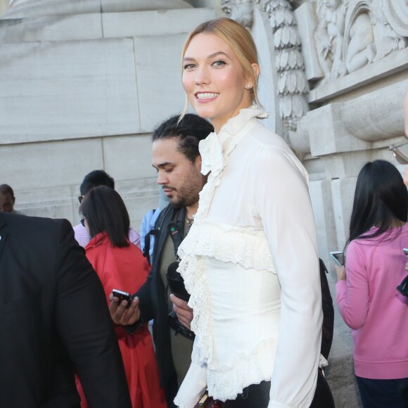 Karlie Kloss - Défilé Shiatzy Chen (collection prêt-à-porter printemps-été 2017) au Grand Palais. Paris, le 4 octobre 2016. © CVS/Veeren/Bestimage