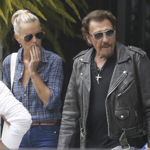 Exclusif - Johnny Hallyday et sa femme Laeticia Hallyday - Johnny Hallyday quitte sa propriété de Pacific Palissades le 12 septembre 2016 pour aller faire une virée à moto et faire "Easy Rider" à l'envers. Ils prendront la route depuis La Nouvelle-Orléans jusqu'à Los Angeles le 14 septembre 2016. Pour cette virée, il sera accompagné de Pierre Billon, Claude Bouillon, Yodelice (Maxime Nucci), Philippe Fatien et Sébastien Farran ainsi que d'autres amis qui composent sa nouvelle bande de hipster. Johnny dit au revoir à sa femme Laetitia ainsi qu'à sa grand-mère Elyette. Johnny et sa bande vont prendre un jet privé à l'aéroport de Van Nuys à Los Angeles .
