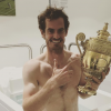 Andy Murray pose avec son trophée de Wimbledon sur Instagram.