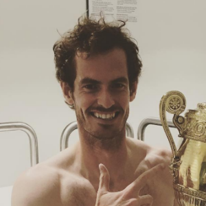 Andy Murray pose avec son trophée de Wimbledon sur Instagram.