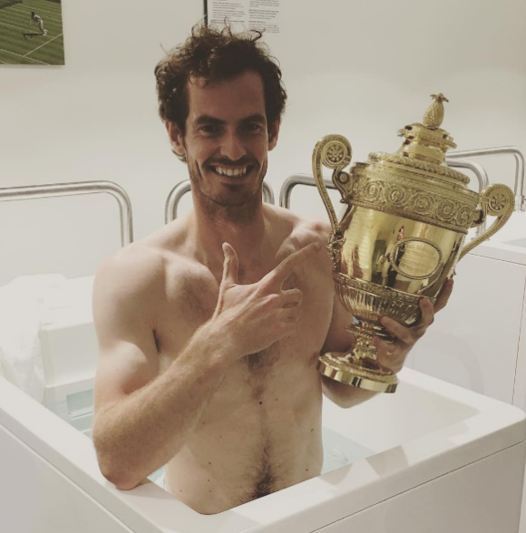 Andy Murray pose avec son trophée de Wimbledon sur Instagram.