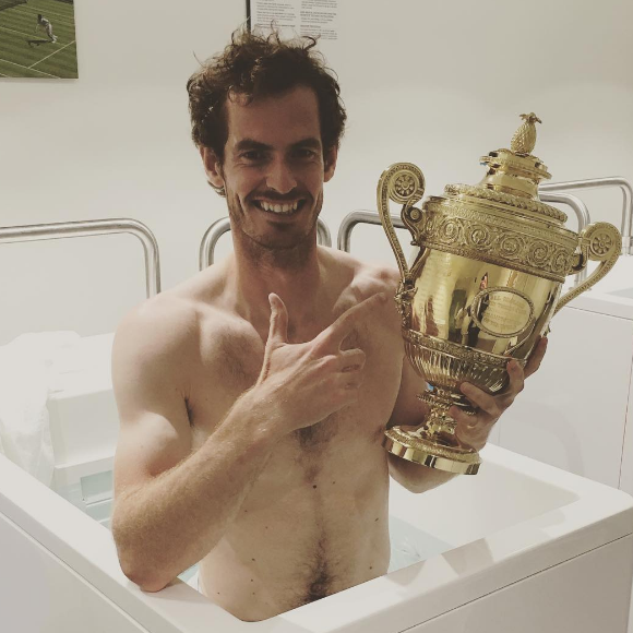 Andy Murray pose avec son trophée de Wimbledon sur Instagram.