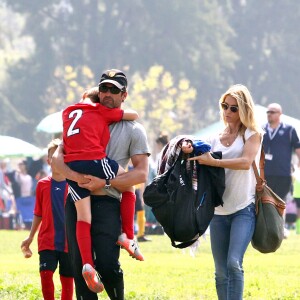 Patrick Dempsey et sa femme Jillian Fink assistent à un match de football de leurs fils Darby et Sullivan à Tarzana. Le 20 mars 2016