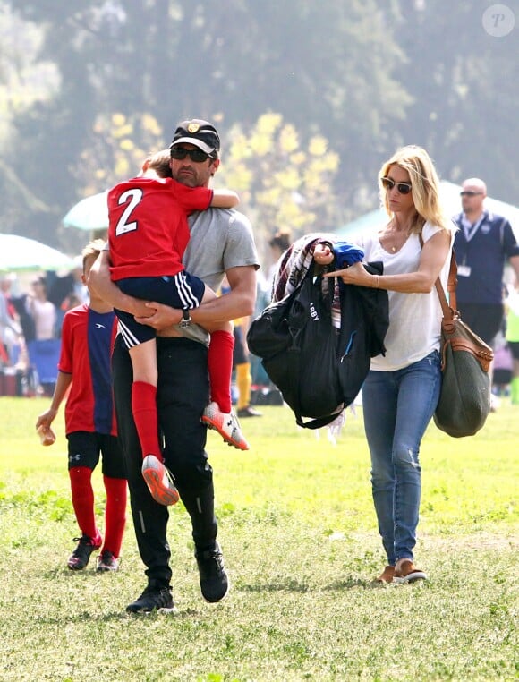 Patrick Dempsey et sa femme Jillian Fink assistent à un match de football de leurs fils Darby et Sullivan à Tarzana. Le 20 mars 2016