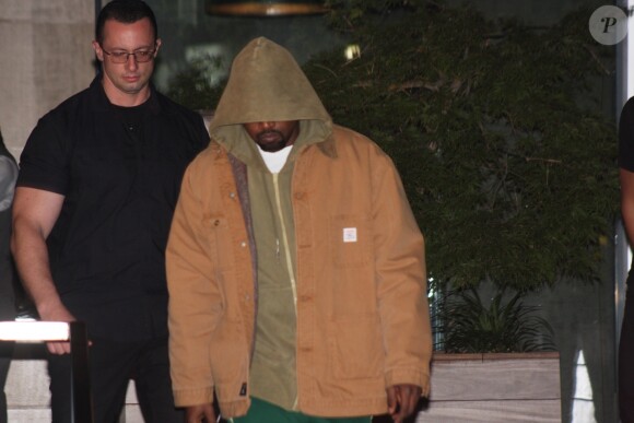 Kanye West quitte son appartement à New York, le 4 octobre 2016, après l'agression de Kim Kardashian à Paris.