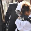 Kim Kardashian, cachée par ses vêtements, et sa fille North sortent de son appartement à New York, le 6 octobre 2016. Les photographes ne l'avaient pas vue depuis son retour précipité de Paris après son agression.