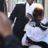 Kim Kardashian, cachée par ses vêtements, et sa fille North sortent de son appartement à New York, le 6 octobre 2016. Les photographes ne l'avaient pas vue depuis son retour précipité de Paris après son agression.