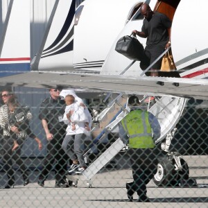 Kim Kardashian et ses enfants Saint et North, accompagnés de Kris Jenner, sont de retour à Los Angeles après quelques jours à New York, le 6 octobre 2016.