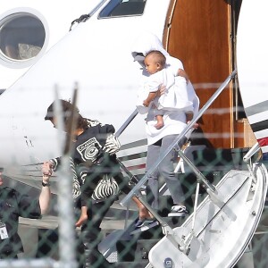 Kim Kardashian et ses enfants Saint et North, accompagnés de Kris Jenner, sont de retour à Los Angeles après quelques jours à New York, le 6 octobre 2016.