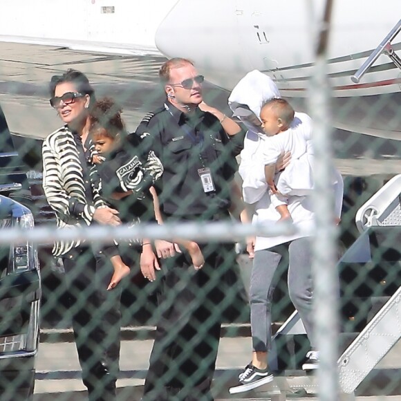 Kim Kardashian et ses enfants Saint et North, accompagnés de Kris Jenner, sont de retour à Los Angeles après quelques jours à New York, le 6 octobre 2016.