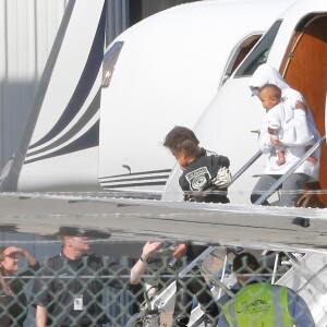 Kim Kardashian et ses enfants Saint et North, accompagnés de Kris Jenner, sont de retour à Los Angeles après quelques jours à New York, le 6 octobre 2016.