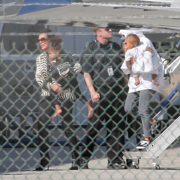 Kim Kardashian et ses enfants Saint et North, accompagnés de Kris Jenner, sont de retour à Los Angeles après quelques jours à New York, le 6 octobre 2016.