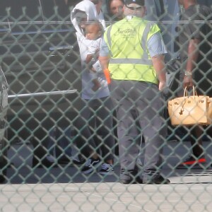 Kim Kardashian et ses enfants Saint et North, accompagnés de Kris Jenner, sont de retour à Los Angeles après quelques jours à New York, le 6 octobre 2016.