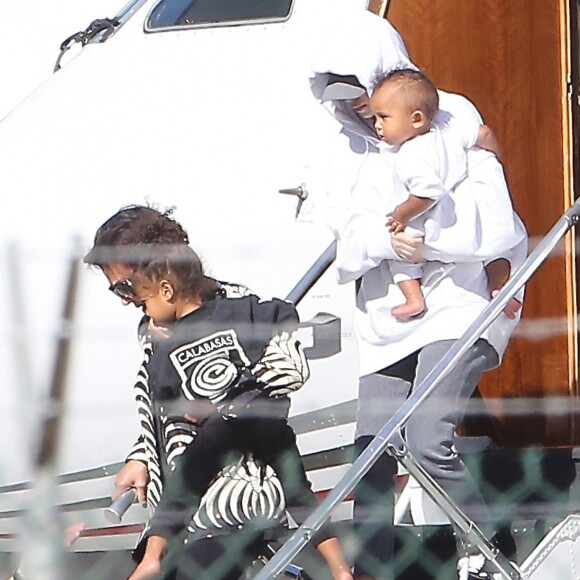 Kim Kardashian et ses enfants Saint et North, accompagnés de Kris Jenner, sont de retour à Los Angeles après quelques jours à New York, le 6 octobre 2016.