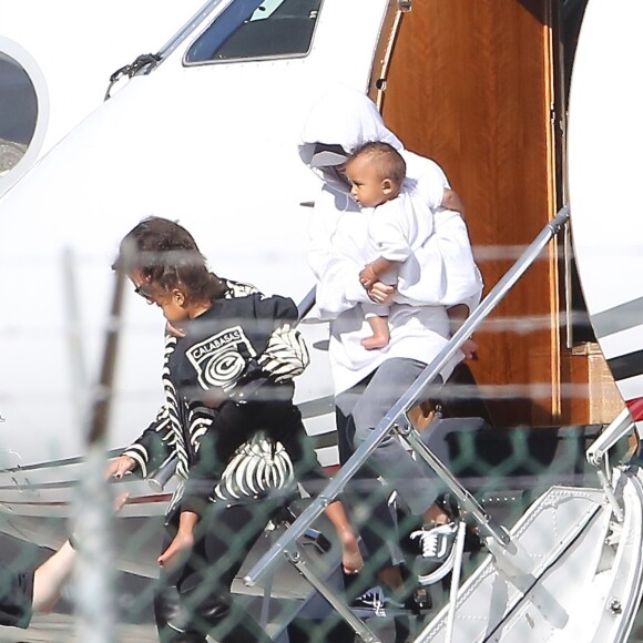 Kim Kardashian et ses enfants Saint et North, accompagnés de Kris Jenner, sont de retour à Los Angeles après quelques jours à New York, le 6 octobre 2016.