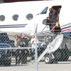 Kim Kardashian et ses enfants Saint et North, accompagnés de Kris Jenner, sont de retour à Los Angeles après quelques jours à New York, le 6 octobre 2016.