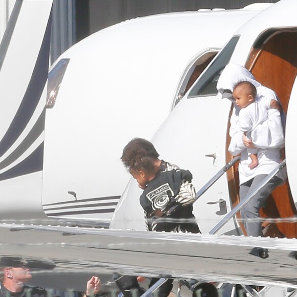 Kim Kardashian et ses enfants Saint et North, accompagnés de Kris Jenner, sont de retour à Los Angeles après quelques jours à New York, le 6 octobre 2016.