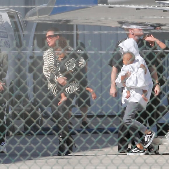 Kim Kardashian et ses enfants Saint et North, accompagnés de Kris Jenner, sont de retour à Los Angeles après quelques jours à New York, le 6 octobre 2016.