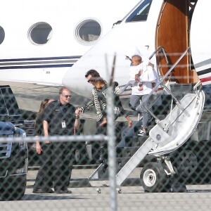 Kim Kardashian et ses enfants Saint et North, accompagnés de Kris Jenner, sont de retour à Los Angeles après quelques jours à New York, le 6 octobre 2016.