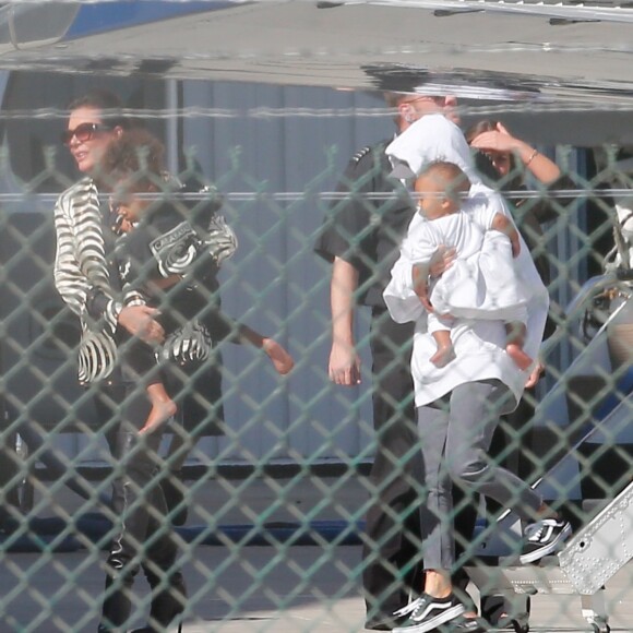 Kim Kardashian et ses enfants Saint et North, accompagnés de Kris Jenner, sont de retour à Los Angeles après quelques jours à New York, le 6 octobre 2016.