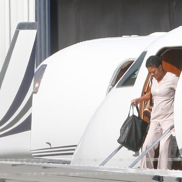 Kim Kardashian et ses enfants Saint et North, accompagnés de Kris Jenner, sont de retour à Los Angeles après quelques jours à New York, le 6 octobre 2016.