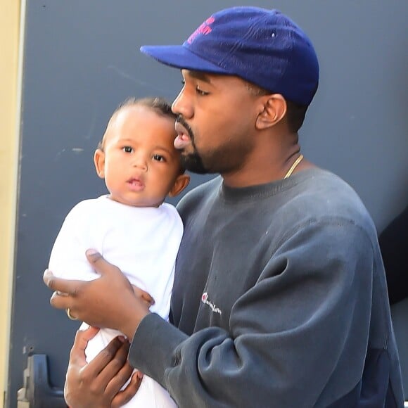 Kanye West et son fils Saint à New York, le 6 octobre 2016. Kim, ses enfants et sa maman Kris Jenner quittent la ville pour rejoindre Los Angeles.