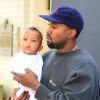 Kanye West et son fils Saint à New York, le 6 octobre 2016. Kim, ses enfants et sa maman Kris Jenner quittent la ville pour rejoindre Los Angeles.