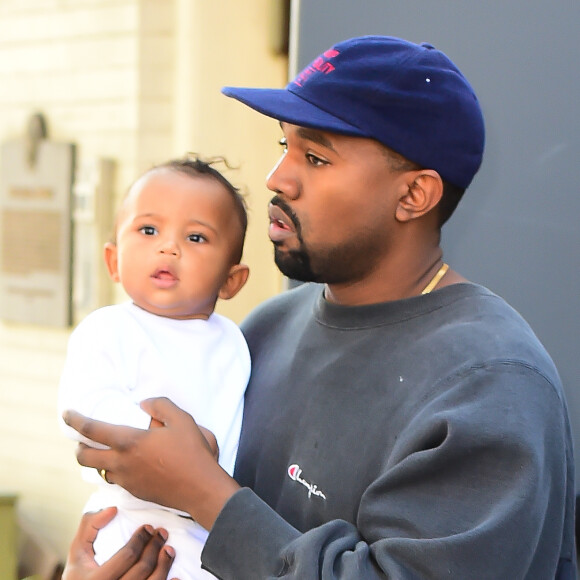 Kanye West et son fils Saint à New York, le 6 octobre 2016. Kim, ses enfants et sa maman Kris Jenner quittent la ville pour rejoindre Los Angeles.