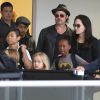 Brad Pitt, sa femme Angelina Jolie et leurs enfants Maddox, Pax, Zahara, Shiloh, Vivienne et Knox prennent l'avion à l'aéroport de Los Angeles pour venir passer quelques jours dans leur propriété de Miraval, le 6 juin 2015.