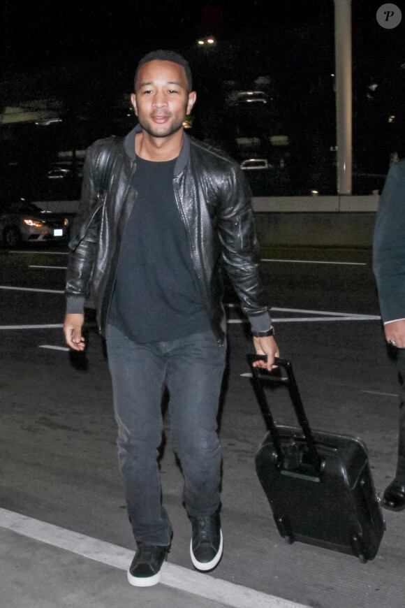 John Legend et sa femme Chrissy Teigen arrivent à l'aéroport LAX de Los Angeles, Californie, Etats-Unis, le 27 septembre 2016.