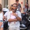 John Legend, sa femme Chrissy Teigen et leur petite fille Luna se promènent sur le port de Saint-Tropez, le 25 juillet 2016, pendant leur vacances