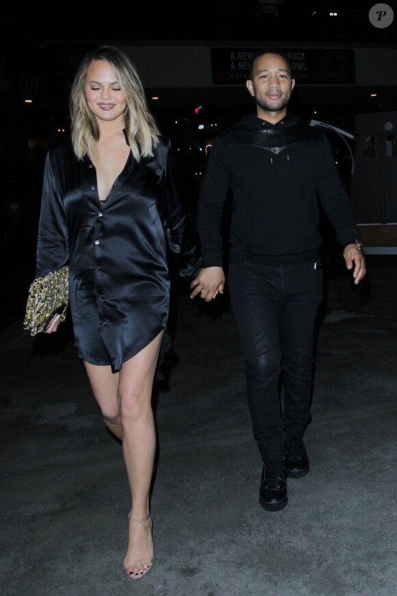 Chrissy Teigen et son mari John Legend quittent le soirée d'anniversaire de Khloé Kardashian à Hollywood, le 27 juin 2016.
