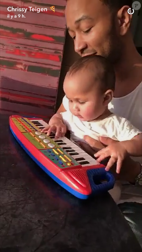 John Legend et sa fille Luna en train de faire du piano (octobre 2016).