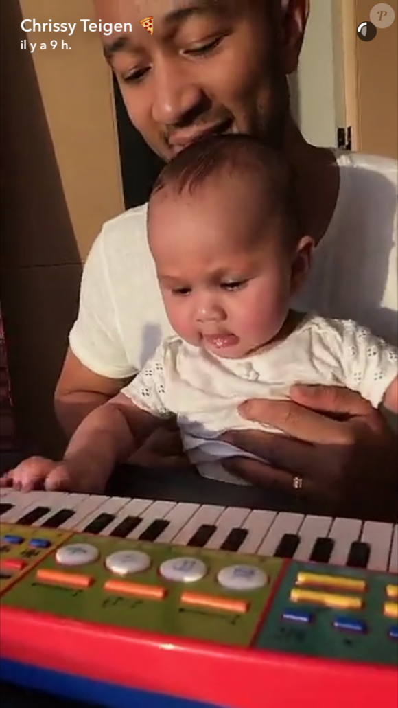 John Legend et sa fille Luna en train de faire du piano (octobre 2016).