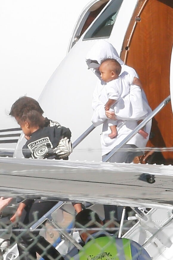 Kim Kardashian de retour à Los Angeles avec sa mère Kris et ses enfants Saint et North, le 6 octobre 2016