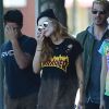 Exclusif - Bella Thorne se balade avec son petit ami Tyler Posey et des amis dans les rues de Los Angeles, le 9 octobre 2016